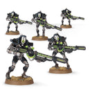 Fem Necron Deathmarks bygget fra settet