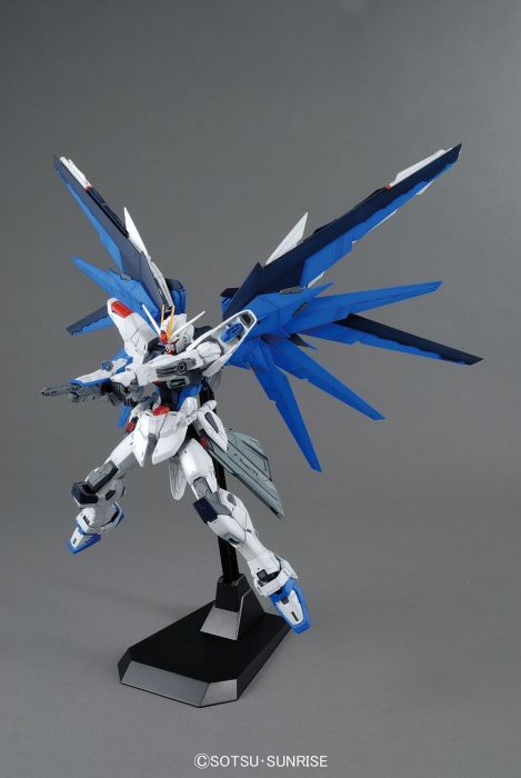 MG Freedom Gundam Ver.2.0 1/100 Master Grade Gunpla