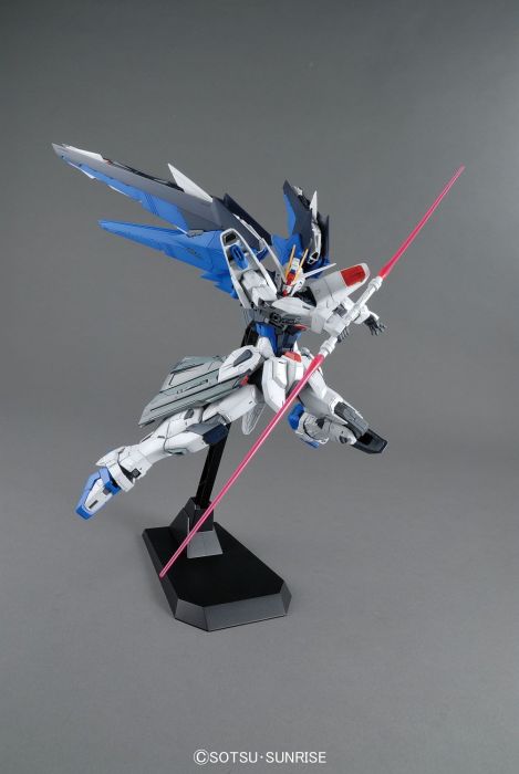 MG Freedom Gundam Ver.2.0 1/100 Master Grade Gunpla