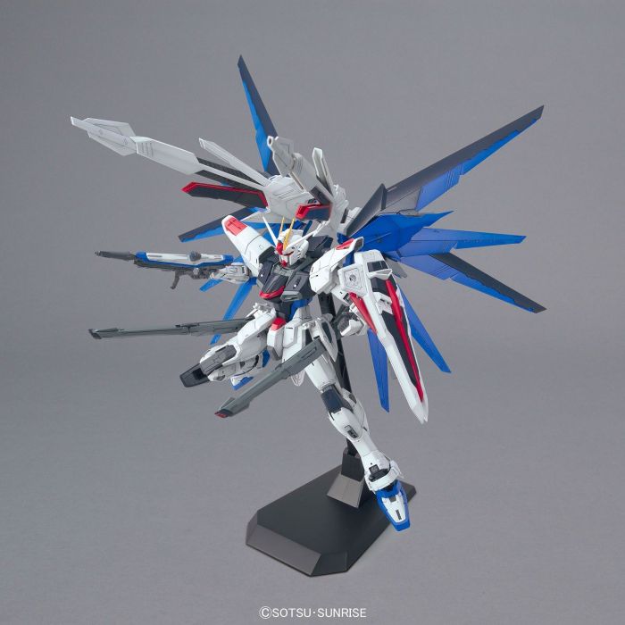 MG Freedom Gundam Ver.2.0 1/100 Master Grade Gunpla (FLYING)
