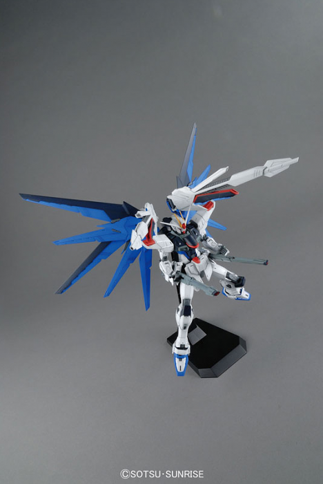 MG Freedom Gundam Ver.2.0 1/100 Master Grade Gunpla